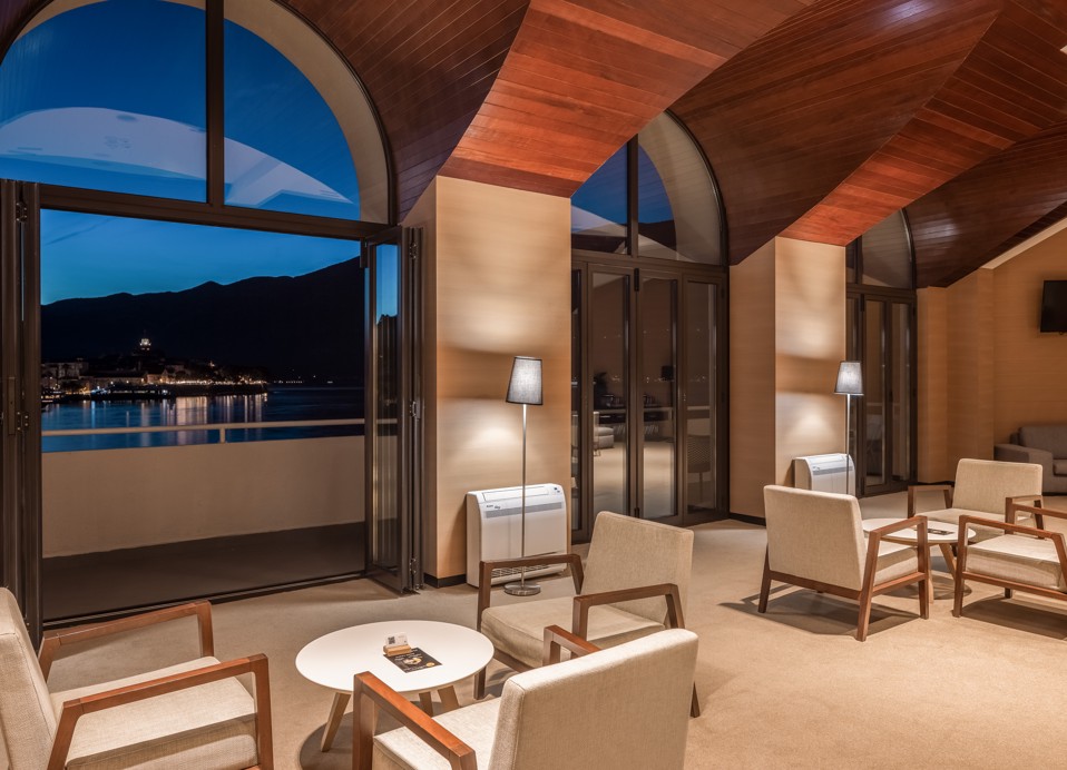 Vista del Aperitiv Bar, design di metà secolo, presso Aminess Younique Liburna Hotel, Korcula