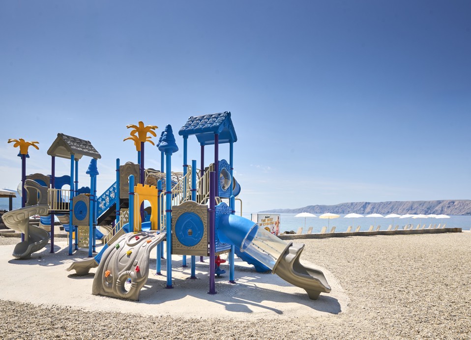 Kinderspielplatz am Strand vor dem familienfreundlichen Hotel Aminess Lišanj Casa.