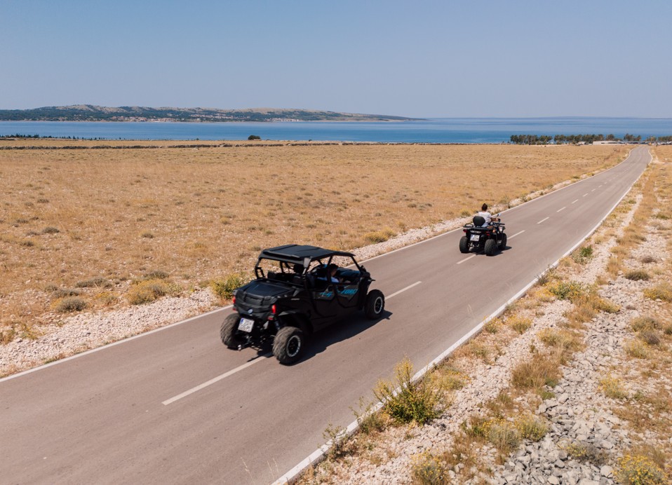 Uzbudljiva vožnja buggy-ja u Aminess Style Camping Avalona Resortu, idealna aktivnost za istraživanje otoka Paga i adrenalinsku zabavu na odmoru.