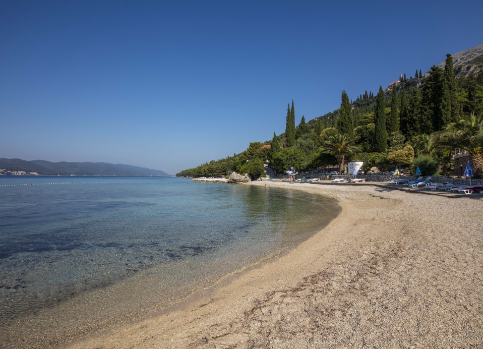 Spiaggia rocciosa di fronte al mare presso l'hotel Maradiso Orsan by Aminess Hotel.