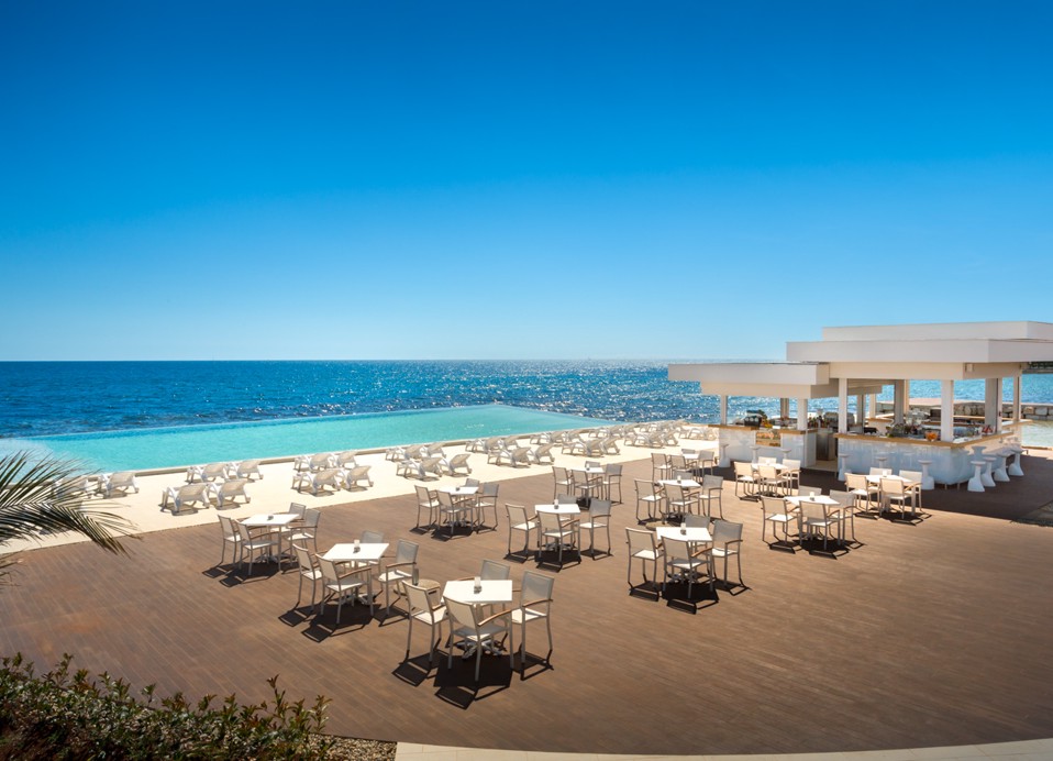 Terras van een strandbar bij Aminess Maradiso Hotel Laguna, Novigrad Kroatië