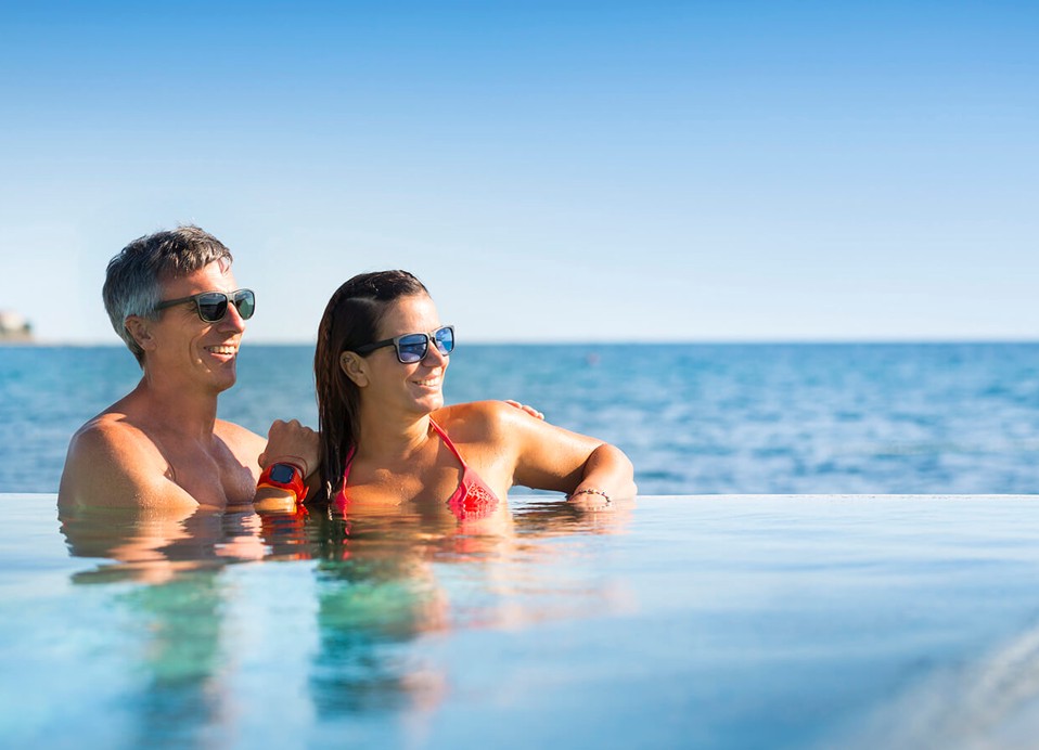 Par v bazenu v hotelu Aminess Maradiso Hotel Laguna, Novigrad Hrvaška