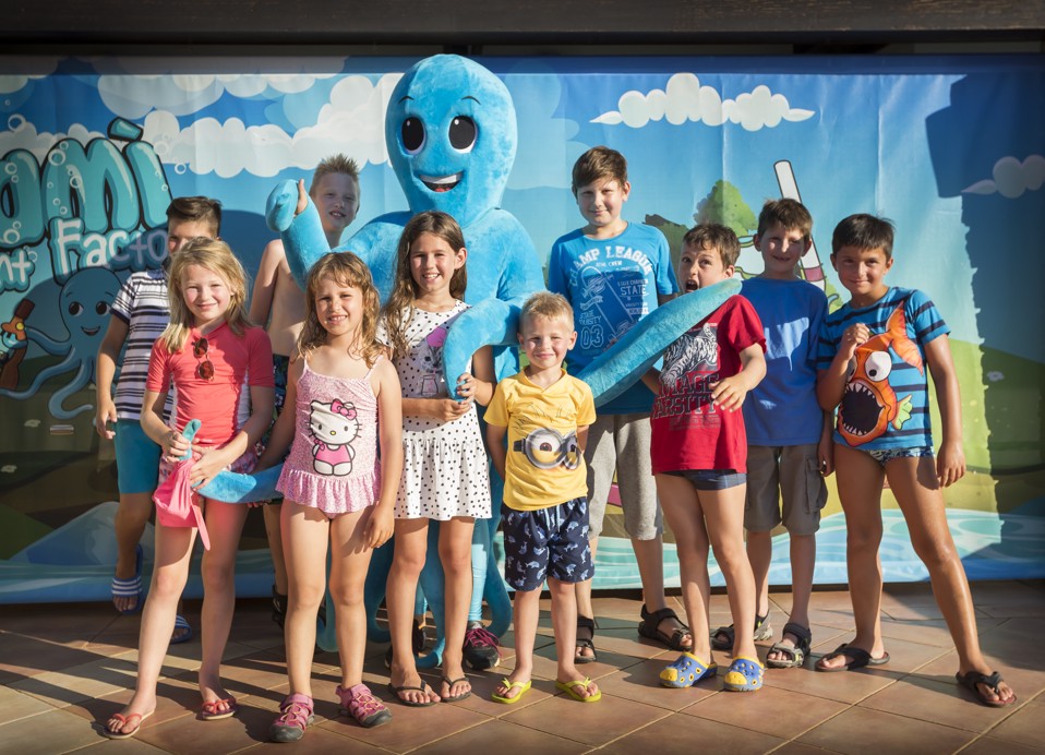 Kinderen met de Mirami-mascotte bij de Aminess Planet Camping Maravea, Novigrad