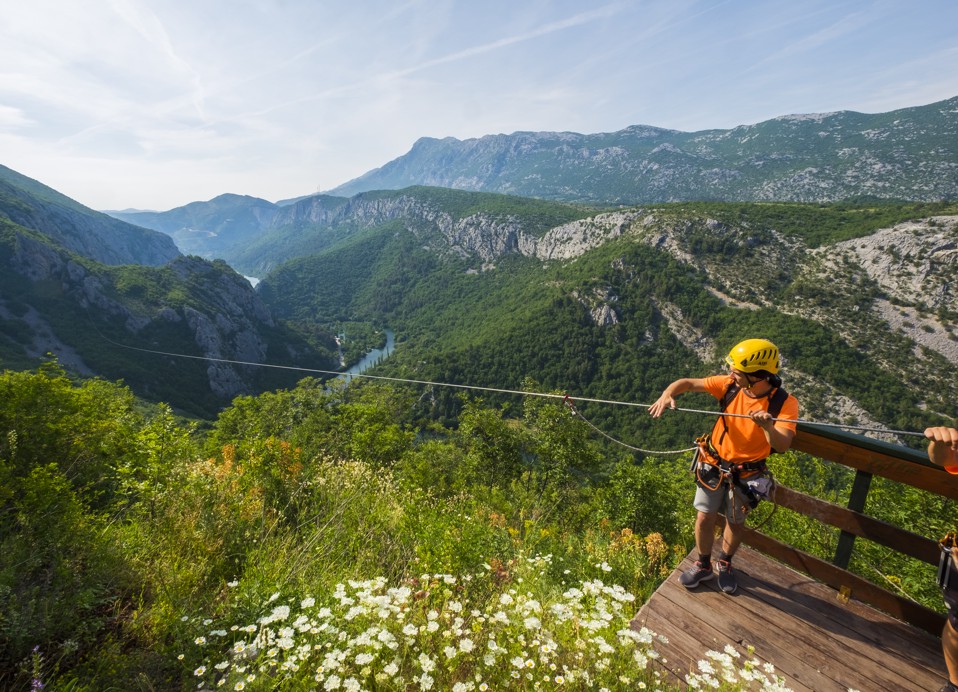 Uomo sulla zip line a Omiš.