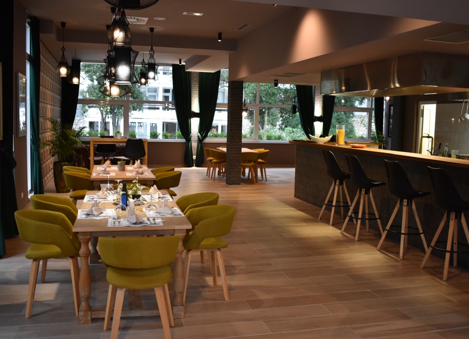 Ein geräumiges Esszimmer mit bequemen Sitzgelegenheiten innerhalb des Resorts in der Nähe von Aminess Vival Port9 Residence.