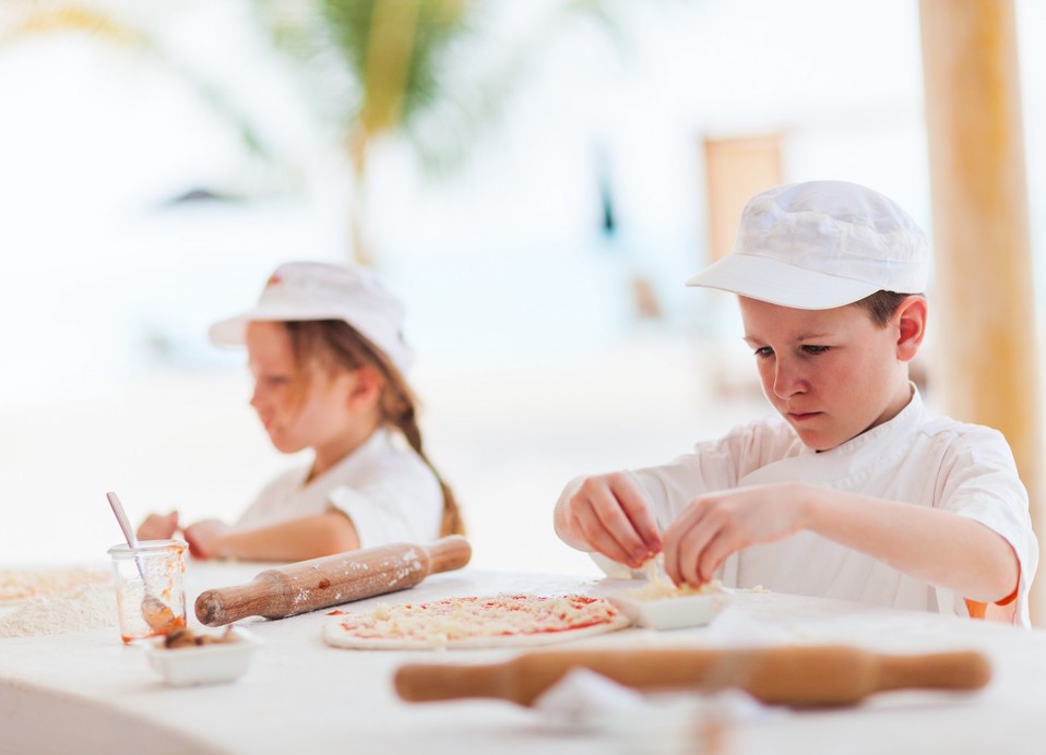 Bambini preparano la pizza durante un laboratorio di animazione all'Aminess Khalani Hotel.