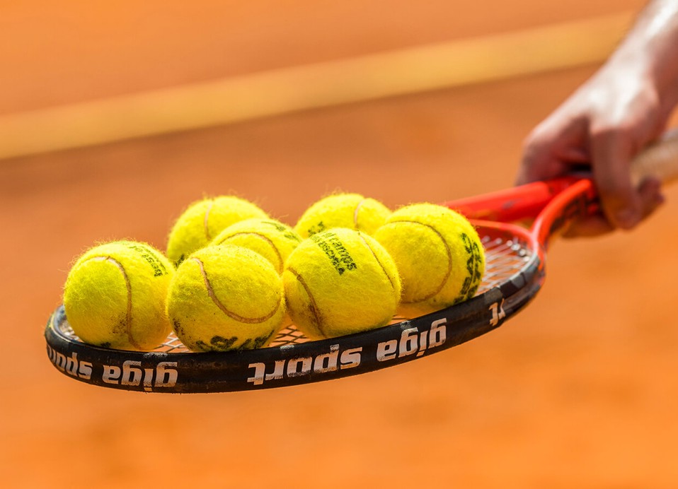 Tennisballen op een racket bij Aminess Planet Camping Maravea Resort, Novigrad Kroatië