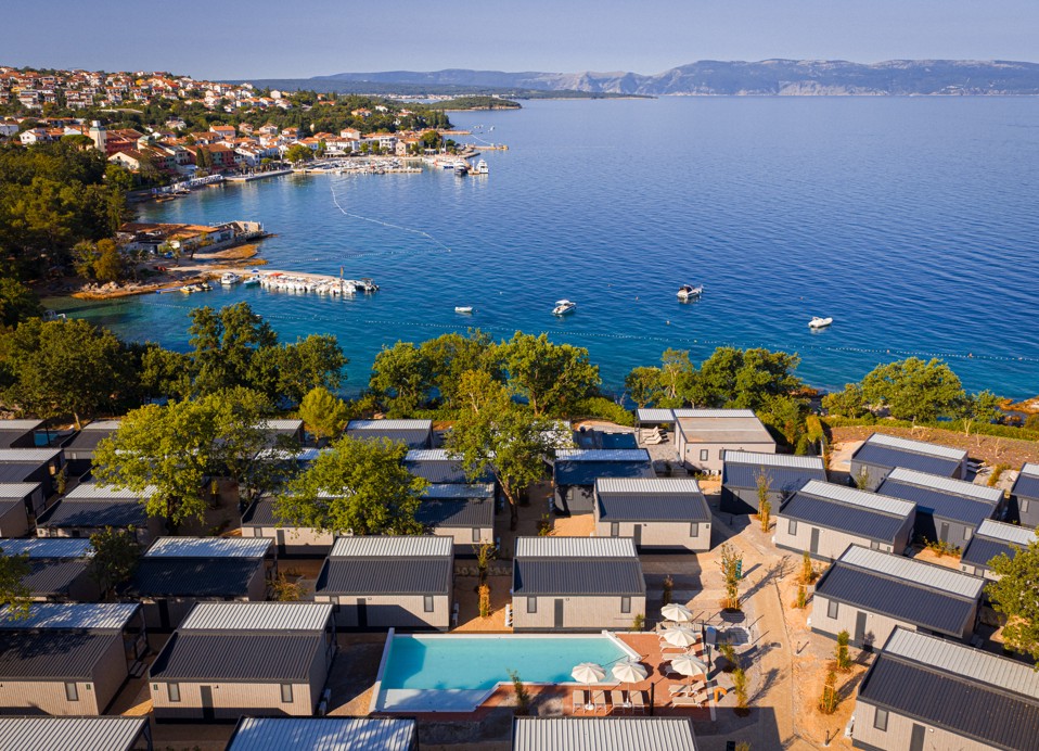 Zračni pogled na mobilne kućice s privatnim bazenom i panoramskim pogledom na more u Aminess Style Camping Atea Resortu.