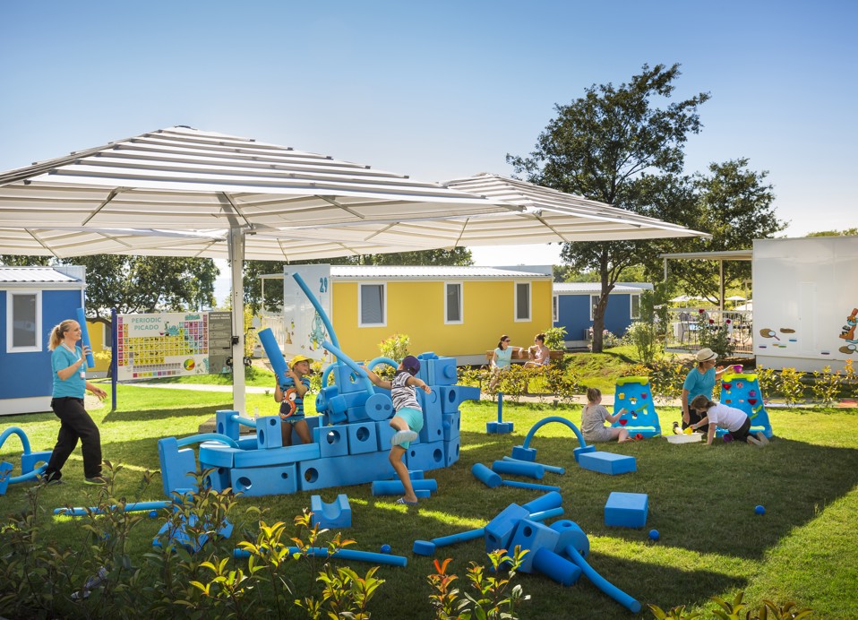 Otroci se igrajo z gobastimi igračami v Aminess Planet Camping Sirena, Novigrad