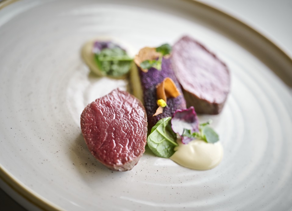 Zadel van hertgerecht geserveerd in het 7 Seas Restaurant & Bar, vlakbij Magal Maradiso Hotel door Aminess.