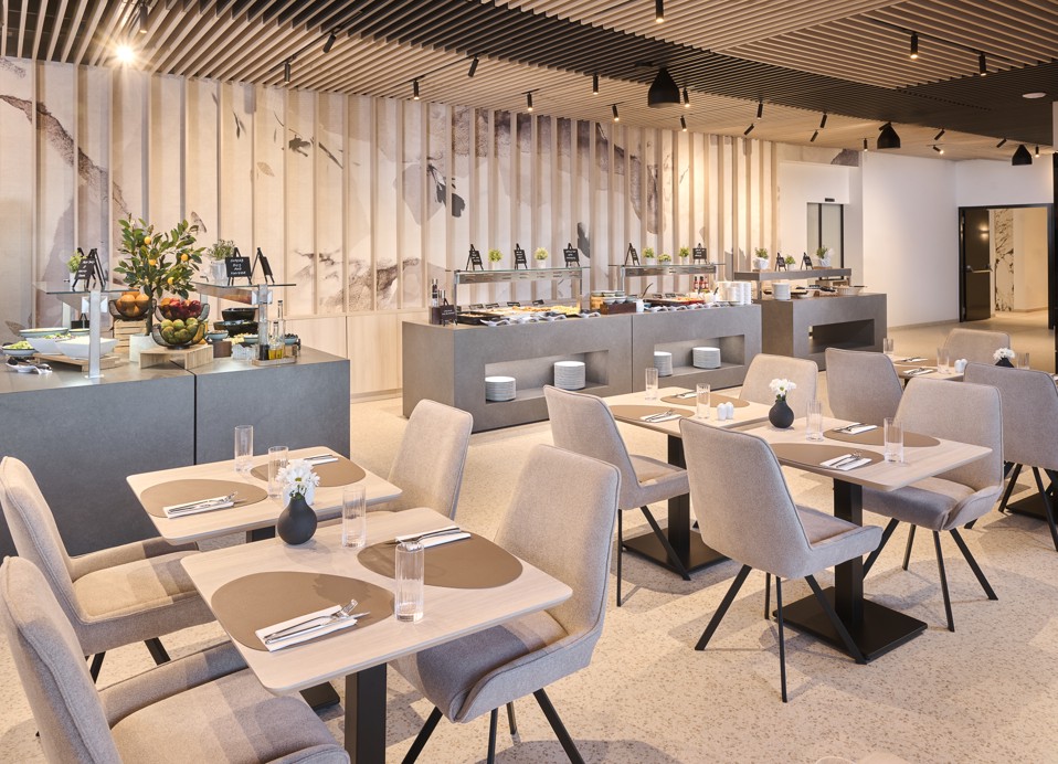 Restauracja hotelu Aminess Florian Godler z bufetem i stołami.