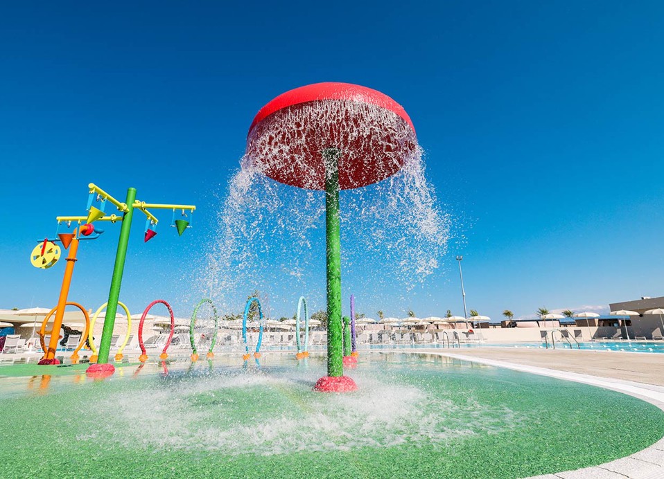 Een schimmel die water spettert in het zwembad bij Aminess Style Camping Avalona resort.