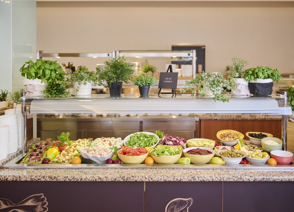 Frische, grüne Salatoptionen am Buffet im Aminess Younique Lume Hotel.