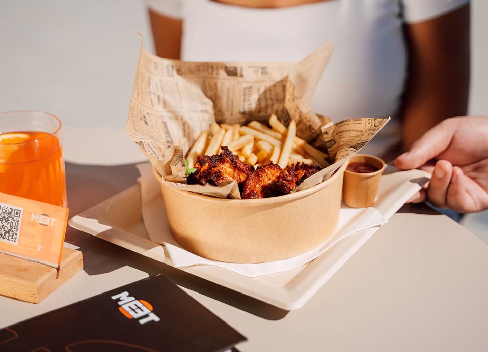 Kippenvleugels en frietjes bij Meet bar in Aminess Style Camping Avalona resort.