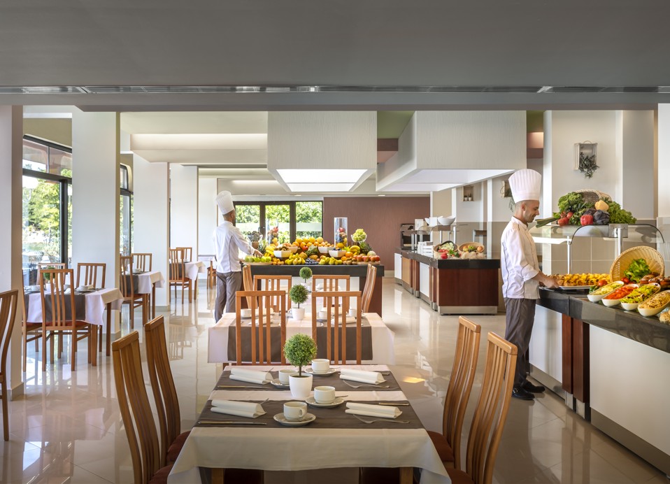 Prostrani restoran koji nudi bogati doručak na bifeu u Veya Maradiso Hotelu by Aminess.