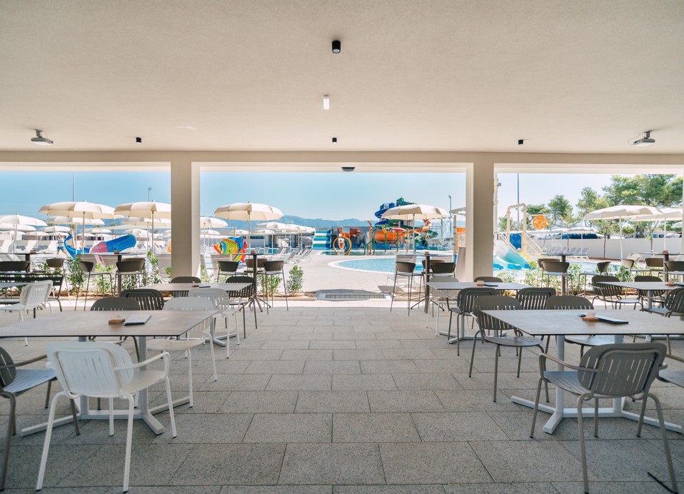 Moderne terras met uitzicht op het zwembad bij Aminess Style Camping Avalona resort.