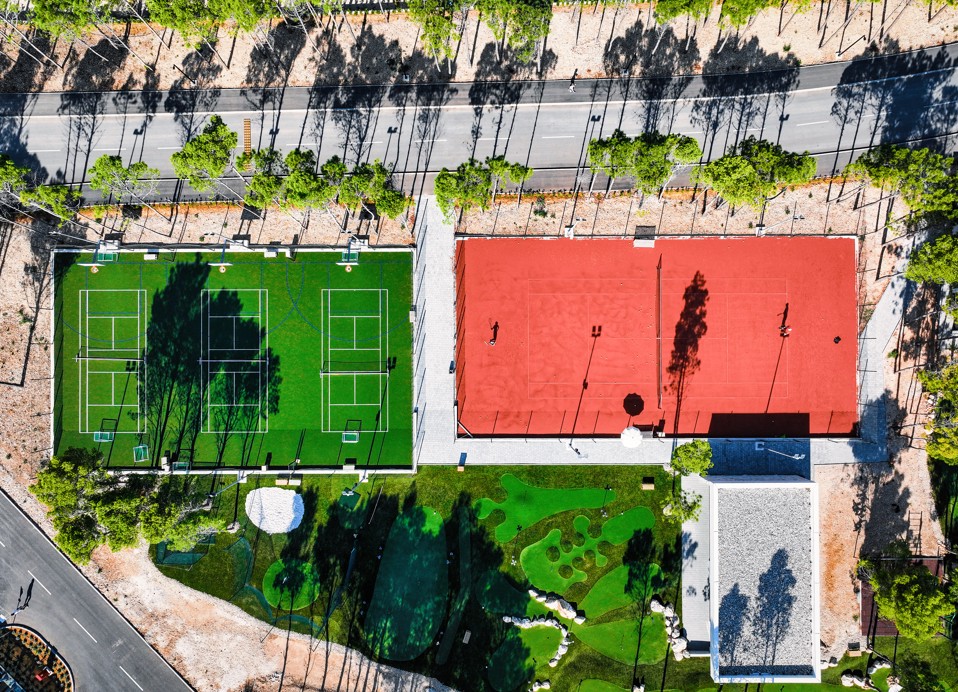 Panoramski pogled na teniski i nogometni teren u Aminess Style Camping Avalona resortu.