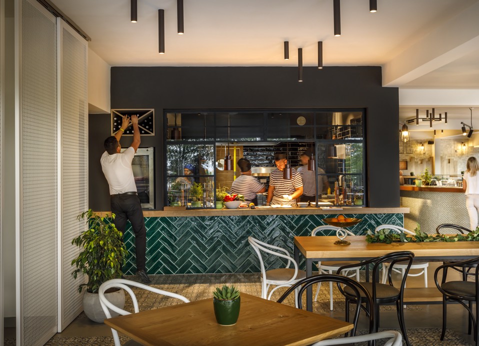 Blick auf die offene Küche im Restaurant Loop im Aminess Planet Camping Maravea Resort, Novigrad Kroatien