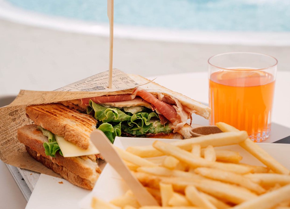 Een broodje als ideale aanbieding voor kinderen bij Aminess Style Camping Avalona resort.