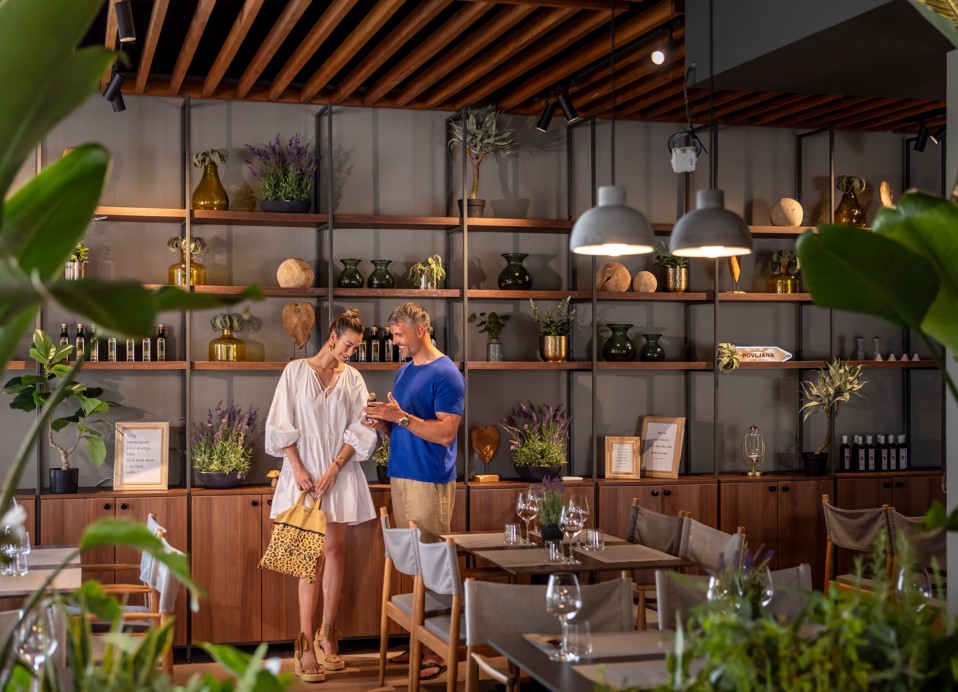 Paar in het Loop restaurant op zoek naar wijn bij Aminess Style Camping Avalona resort.