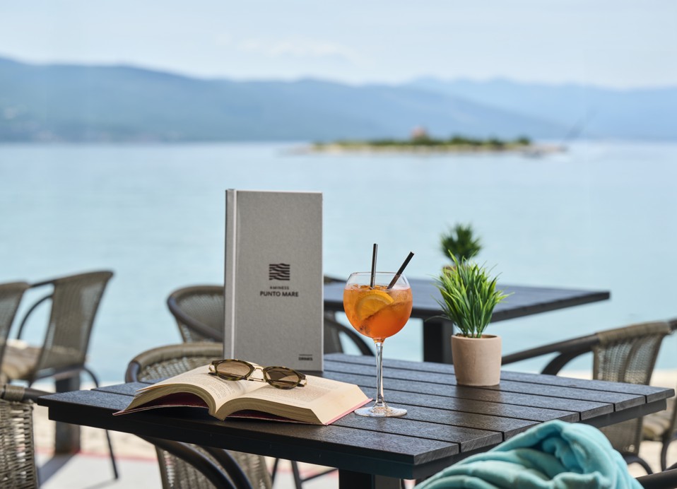 Koktajli na mizi z razgledom na morje v baru Punto Mare v Novem Vinodolskem.