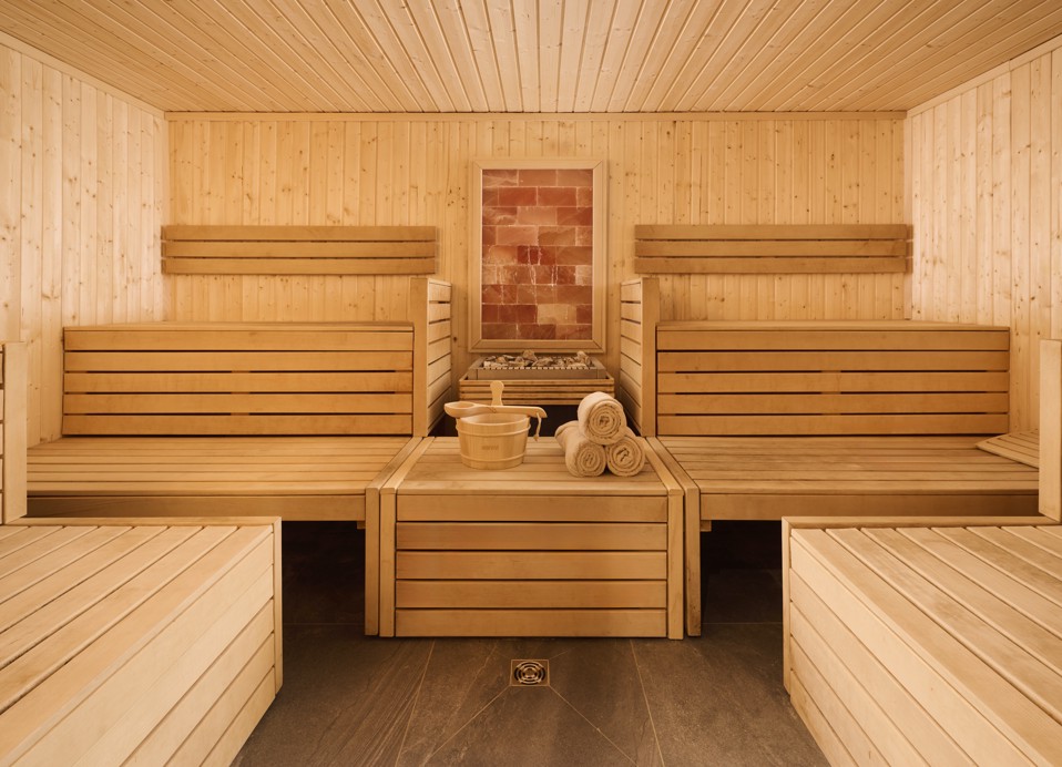 Elegante Holzsauna im Aminess Vival Lišanj Family Hotel – ideal zum Entspannen und für Wellness während eines Familienurlaubs an der kroatischen Küste.