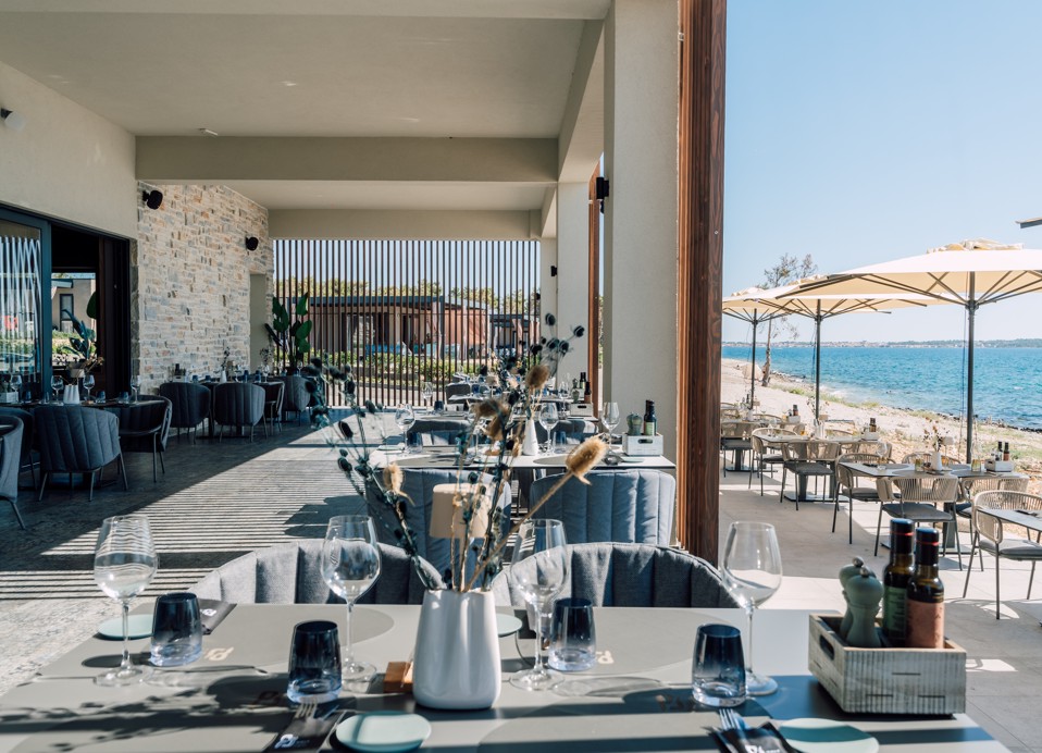 Buitenterras van restaurant Half 8, Aminess Style Camping Avalona Resort