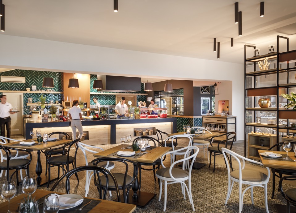 Restaurant Loop Innenraumtische und offene Küche im Aminess Planet Camping Maravea Resort, Novigrad Kroatien