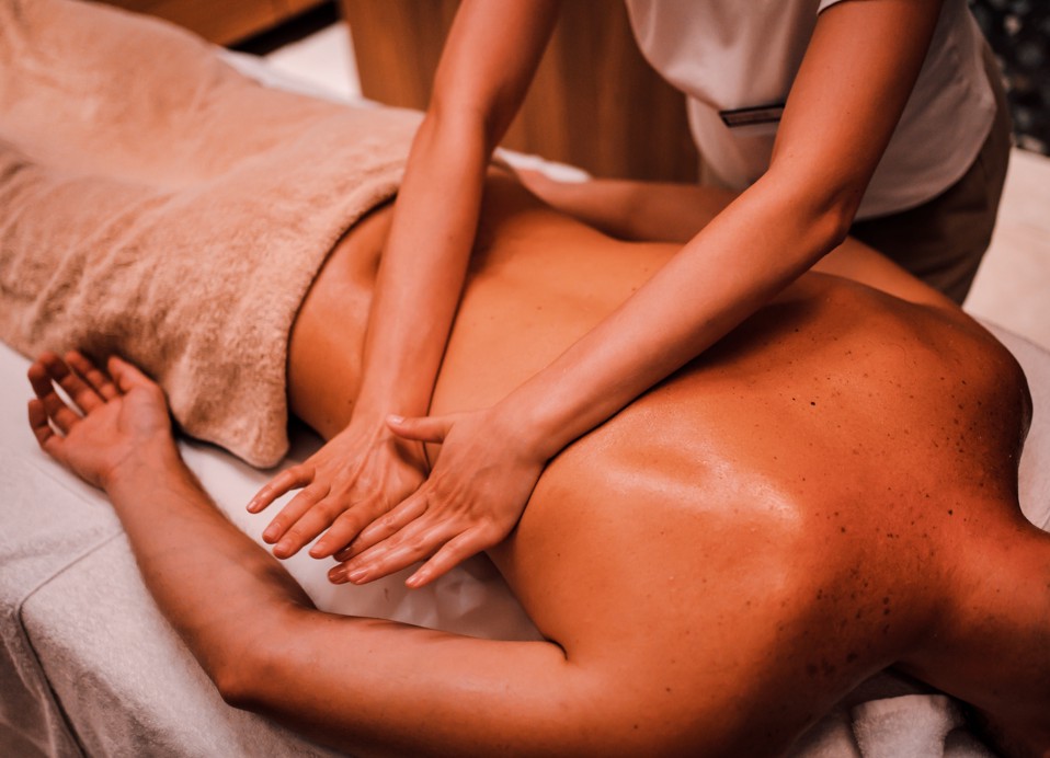 Opustajuća masaža leđa u Aminess Style Camping Avalona resortu, koji nudi wellness i mir.