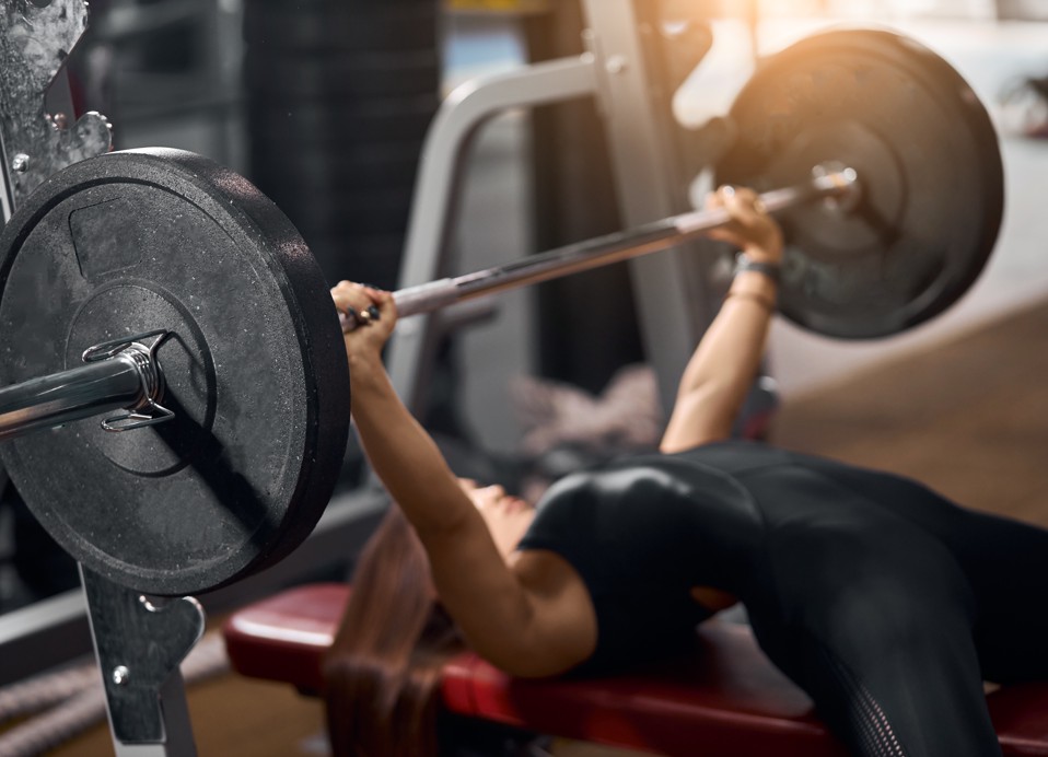 Hotelska teretana opremljena s klupom za bench press i platformom za mrtvo dizanje, pruža savršenu postavku za teško dizanje u Aminess Younique Lume Hotelu.