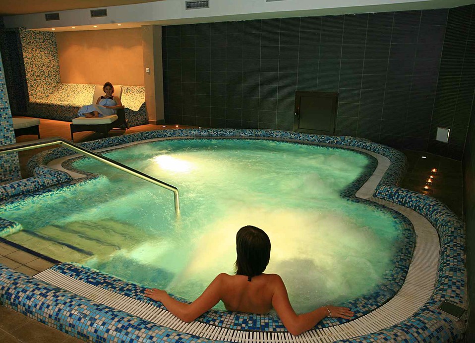 A warm and inviting jacuzzi surrounded by elegant decor, ideal for soothing hydrotherapy experiences at the Maradiso Marko Polo by Aminess.