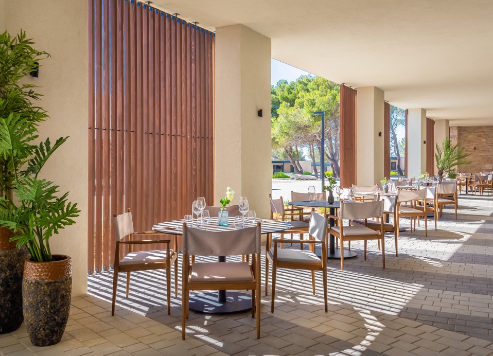 Moderne terras van het Loop restaurant met tafels en stoelen bij Aminess Style Camping Avalona resort.