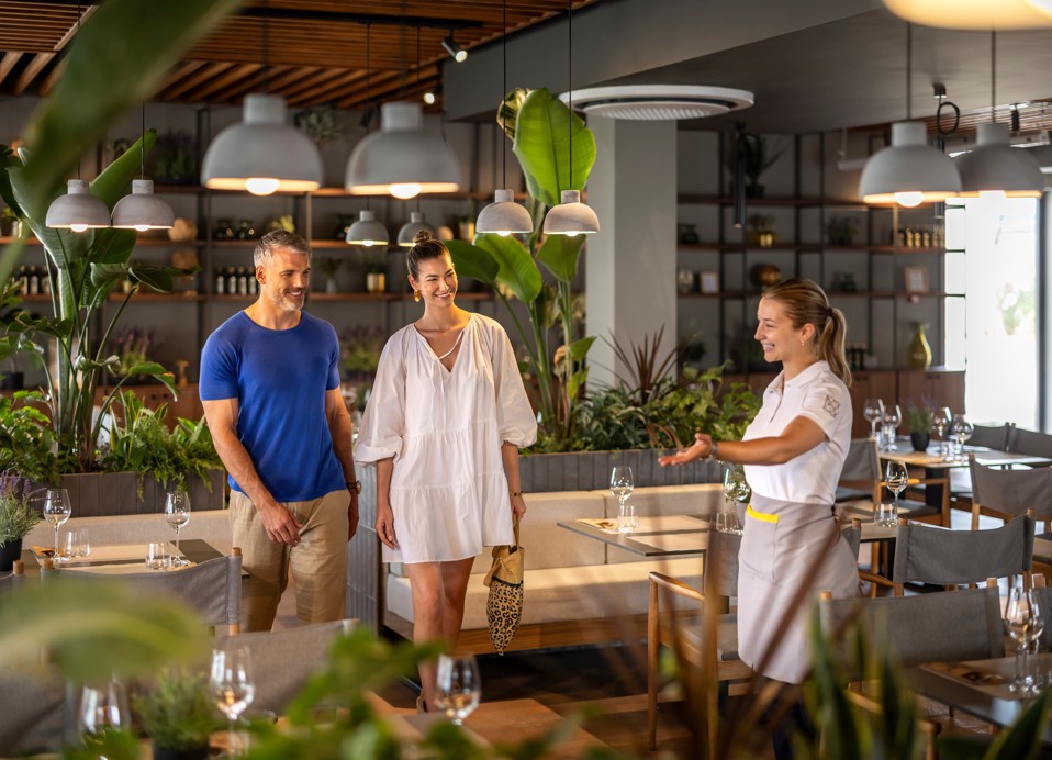 Koppel in het Loop restaurant loopt naar de tafel Aminess Style Camping Avalona resort.