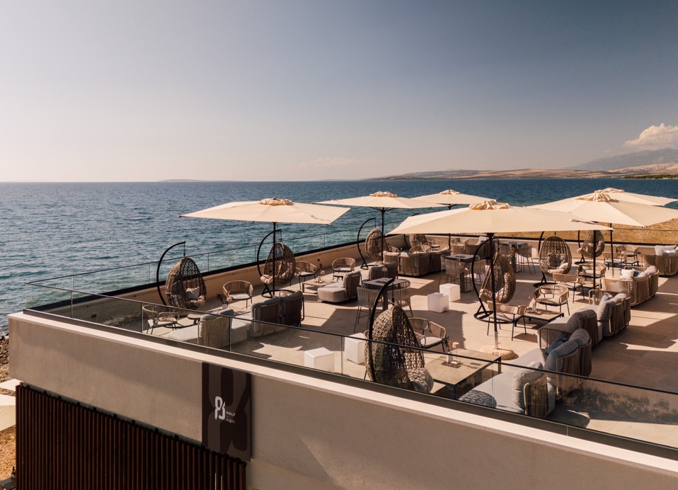 Buitenterras van restaurant Half 8, Aminess Style Camping Avalona Resort