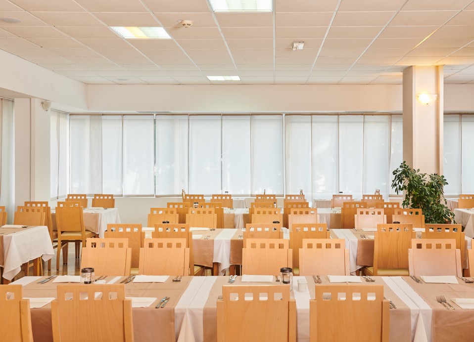 Tafels in het hotelrestaurant bij Aminess Maradiso Hotel Laguna, Novigrad Kroatië