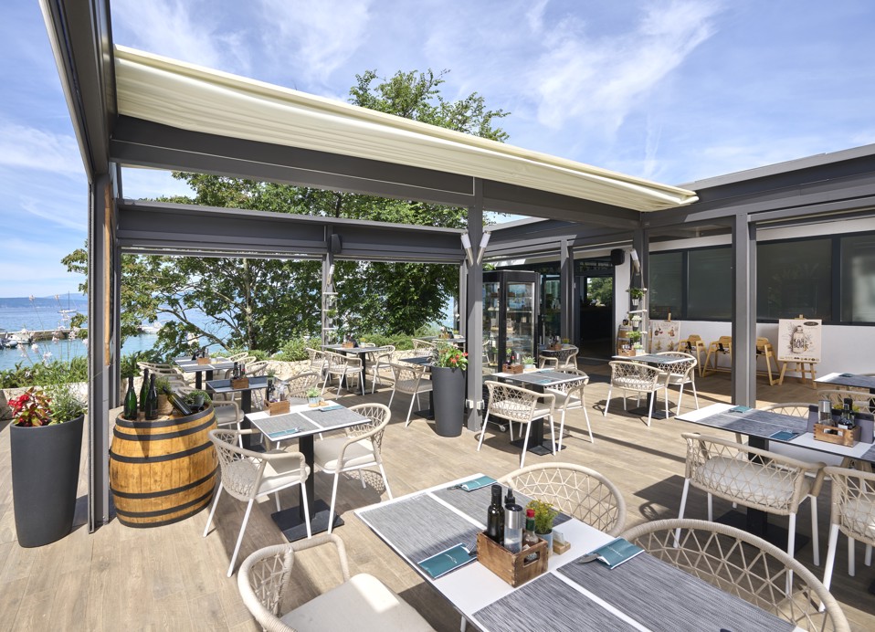 Exterieur uitzicht op het strand eetgedeelte bij Il Cantuccio, in de buurt van Magal Maradiso Hotel door Aminess.