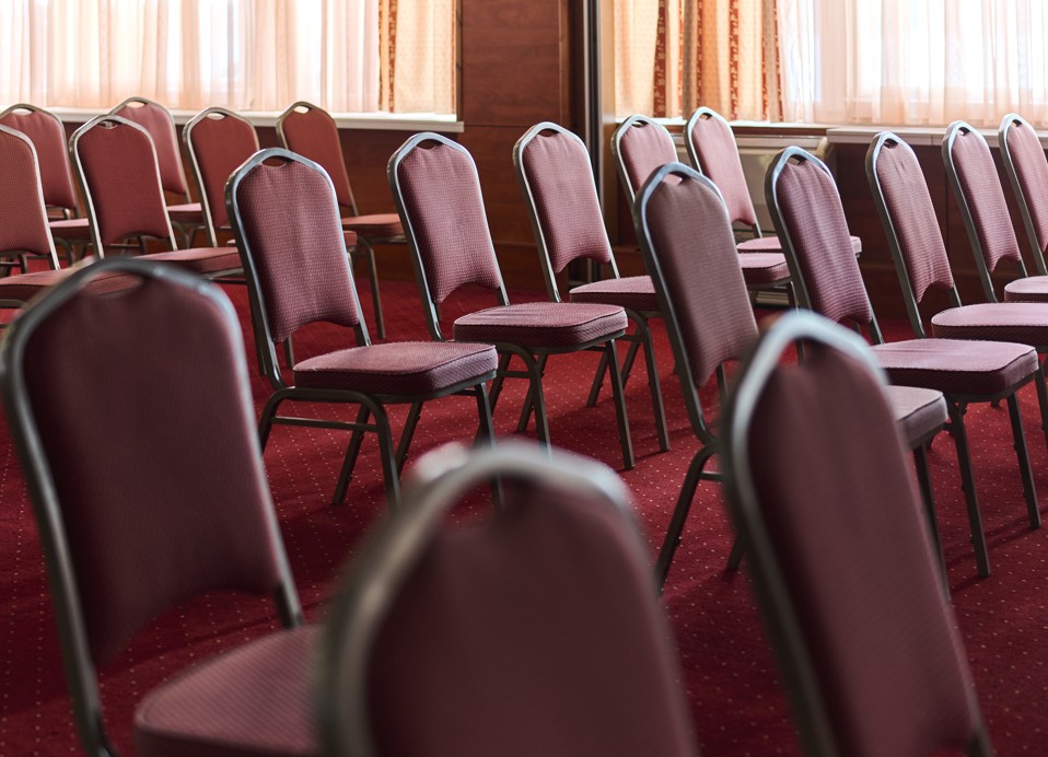 Vista ravvicinata delle sedie disposte nella sala congressi presso l'hotel Mediteran Maradiso di Aminess.