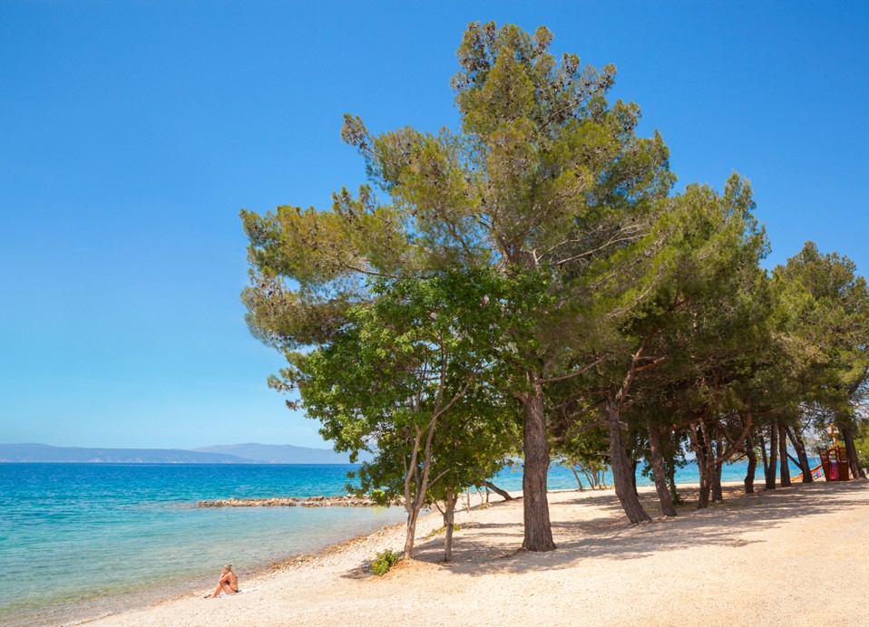 Area ombreggiata sulla spiaggia vicino al Magal Maradiso Hotel di Aminess.