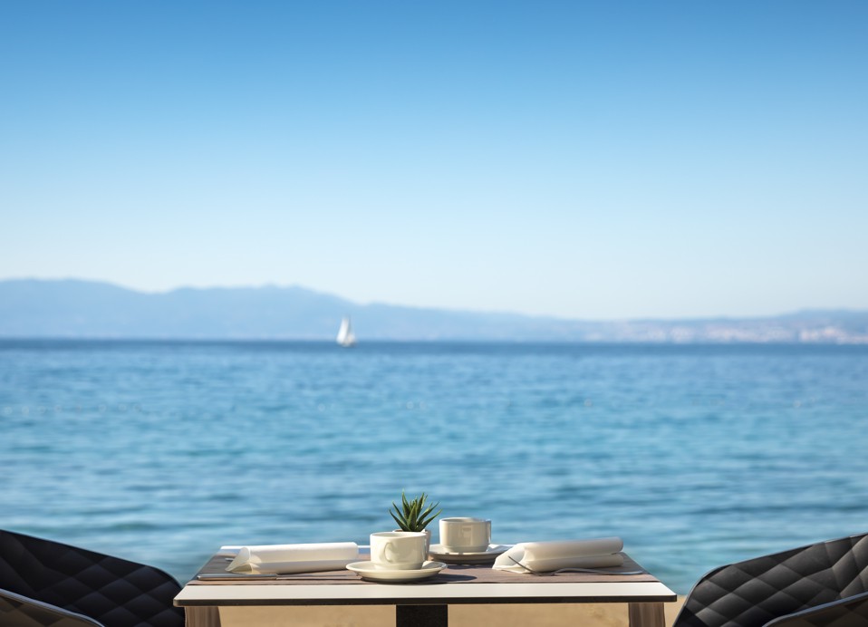 Osupljiv pogled na Jadransko morje iz Veya Lounge Bara blizu Aminess Style Camping Atea Resort.