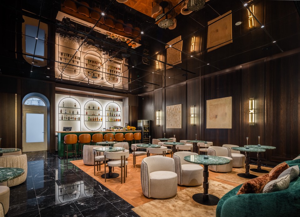 Interno raffinato del Bar 7Seas con rivestimenti murali in legno scuro
