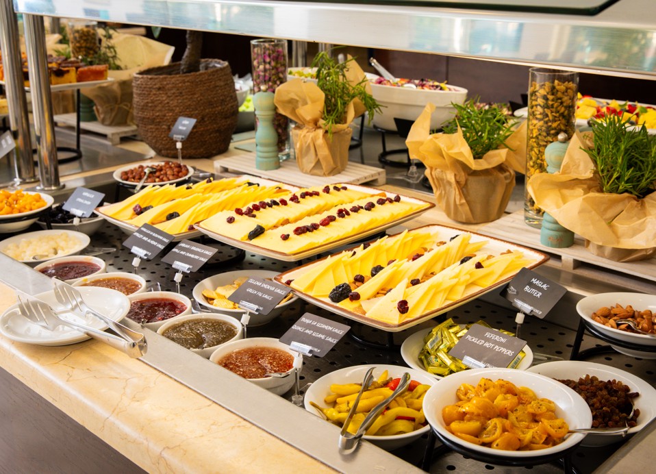 Bogata izbira mediteranskih jedi, svežega sadja, zelenjave in zelišč v restavraciji Oliveto v Aminess Vival Velaris Resortu na otoku Brač.