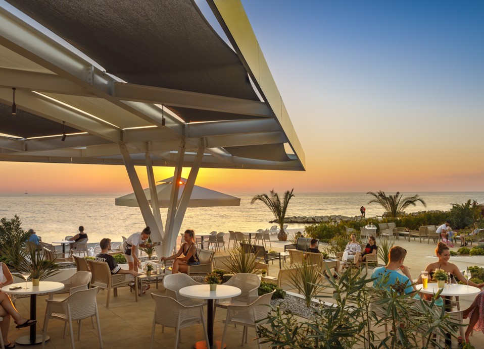 Restaurant mit Blick auf das Meer und den Sonnenuntergang im Aminess Planet Camping Maravea Resort, Novigrad Kroatien