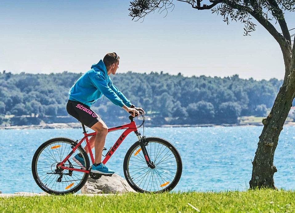 Mannen die fietsen bij Aminess Planet Camping Maravea Resort, Novigrad Kroatië