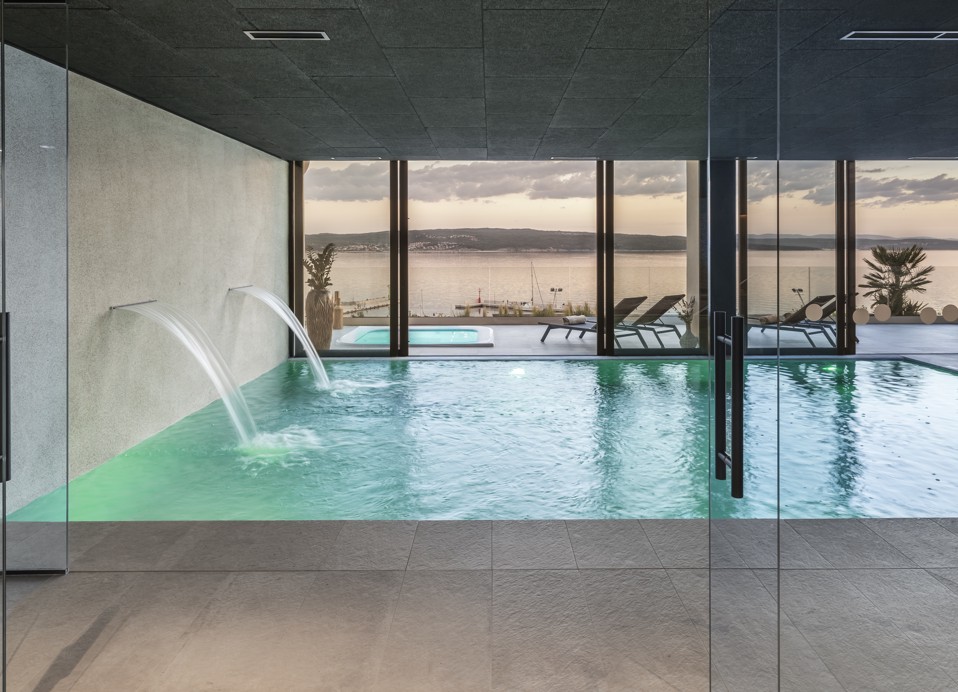 Piscina interna presso l'hotel Aminess Younique Narrivi.