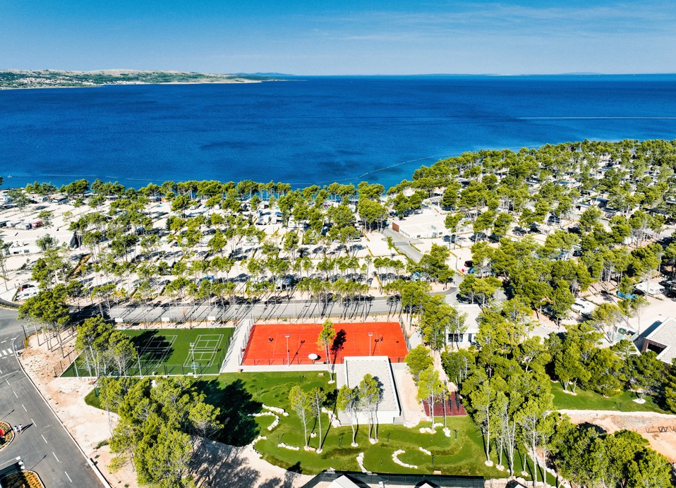 Panoramski pogled na sportsku zonu u Aminess Style Camping Avalona resortu.