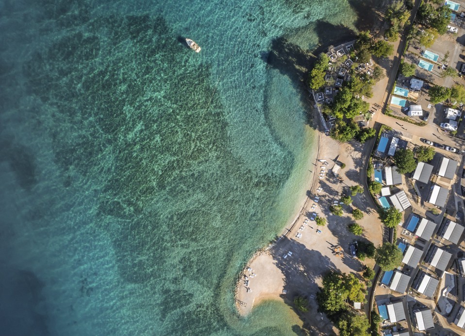 Spiaggia e mare cristallino dall’alto presso Aminess Style Camping Atea Resort