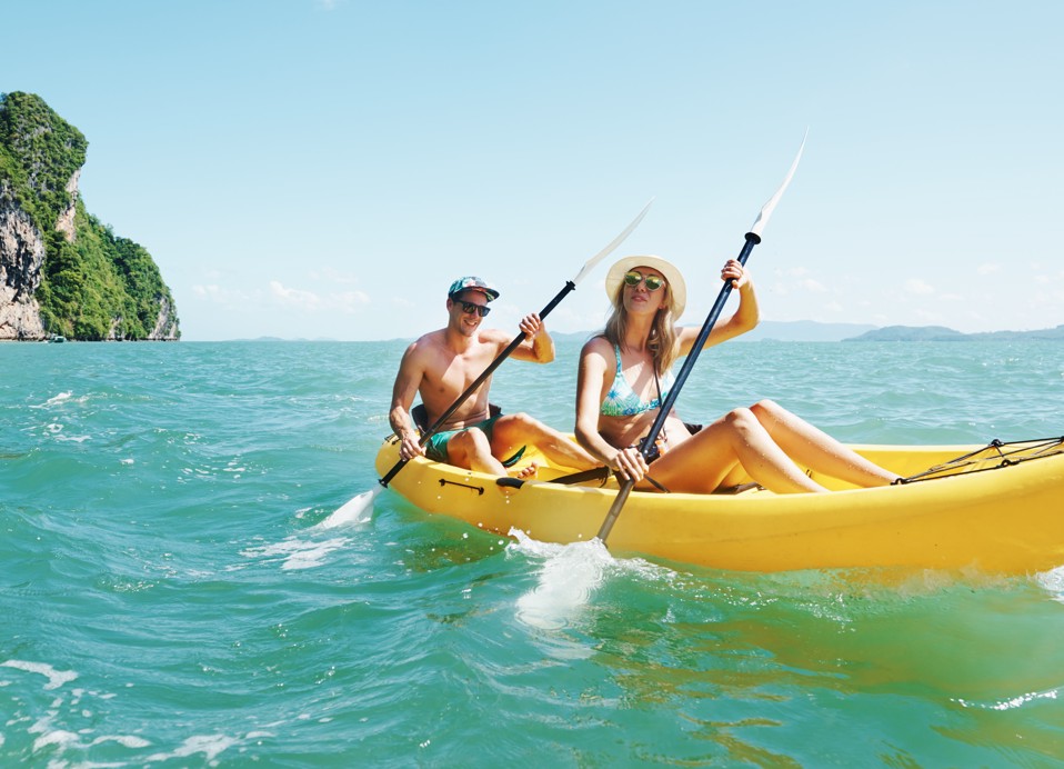Coppia in kayak vicino all'Aminess Vival Lišanj Family Hotel, circondati da acque cristalline e bellezza naturale a Novi Vinodolski.