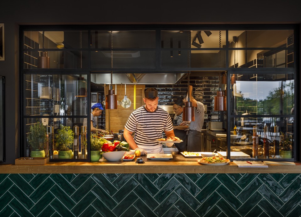 Koch bereitet Essen im Restaurant Loop im Aminess Planet Camping Maravea Resort, Novigrad Kroatien zu