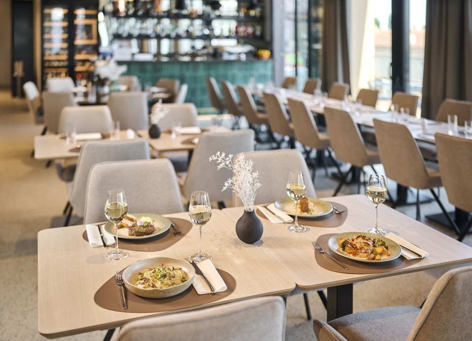 Stół à la carte z daniami gourmet i białym winem w Aminess Florian & Godler Hotel.