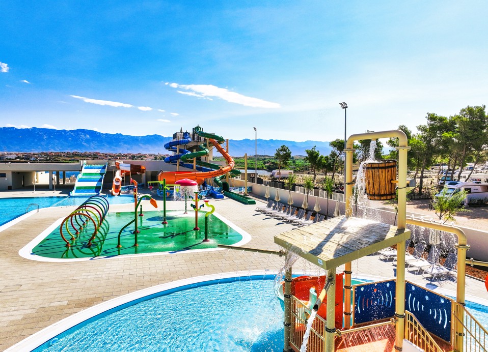 Ein Blick auf die lustigen Teile des Wasserparks, eine Rutsche und bunte Rollen im Aminess Style Camping Avalona Resort.